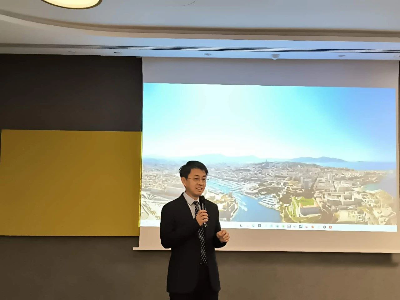 马赛在官方招待会上向中国市场推介旅游资源