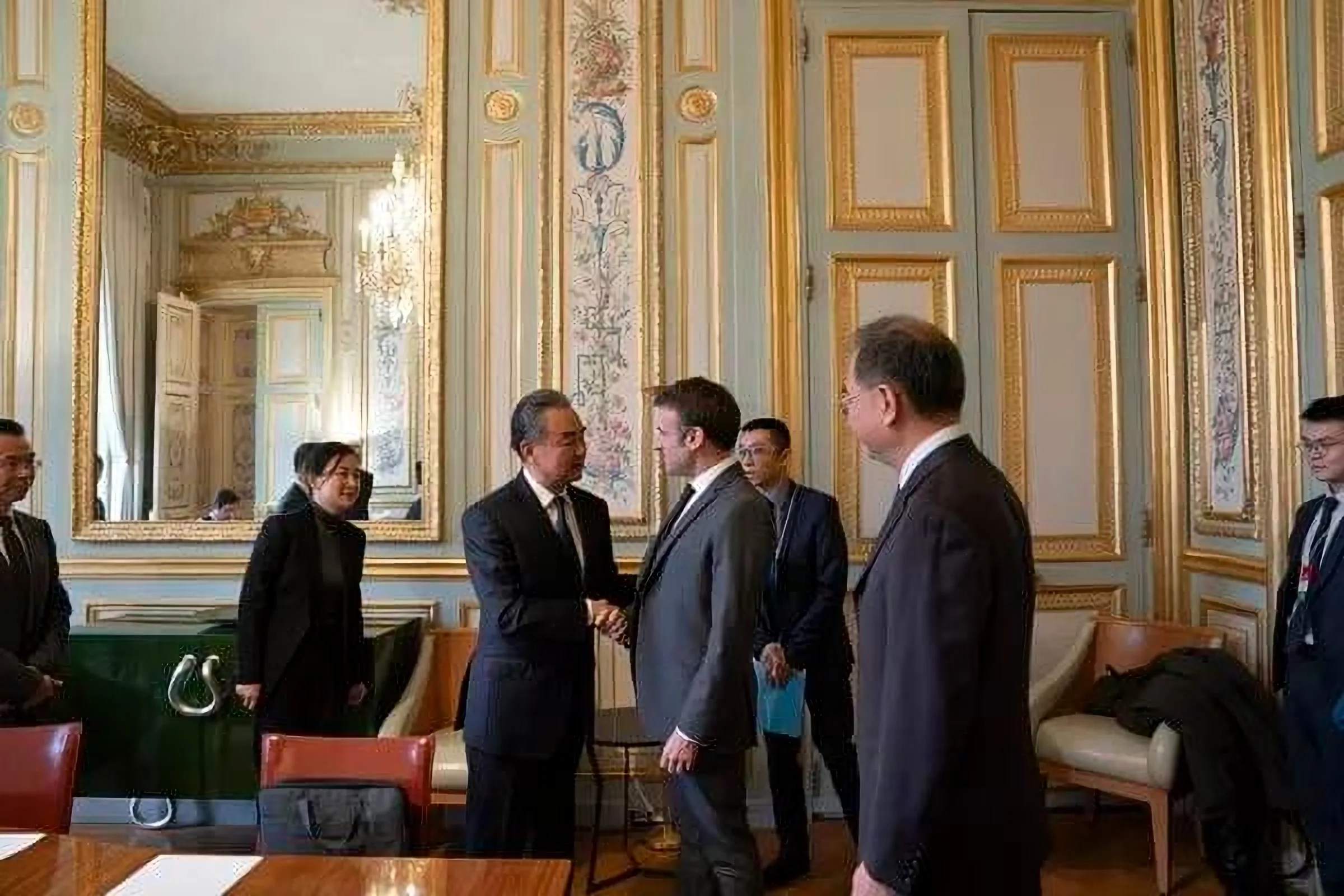 马克龙总统在巴黎会见王毅